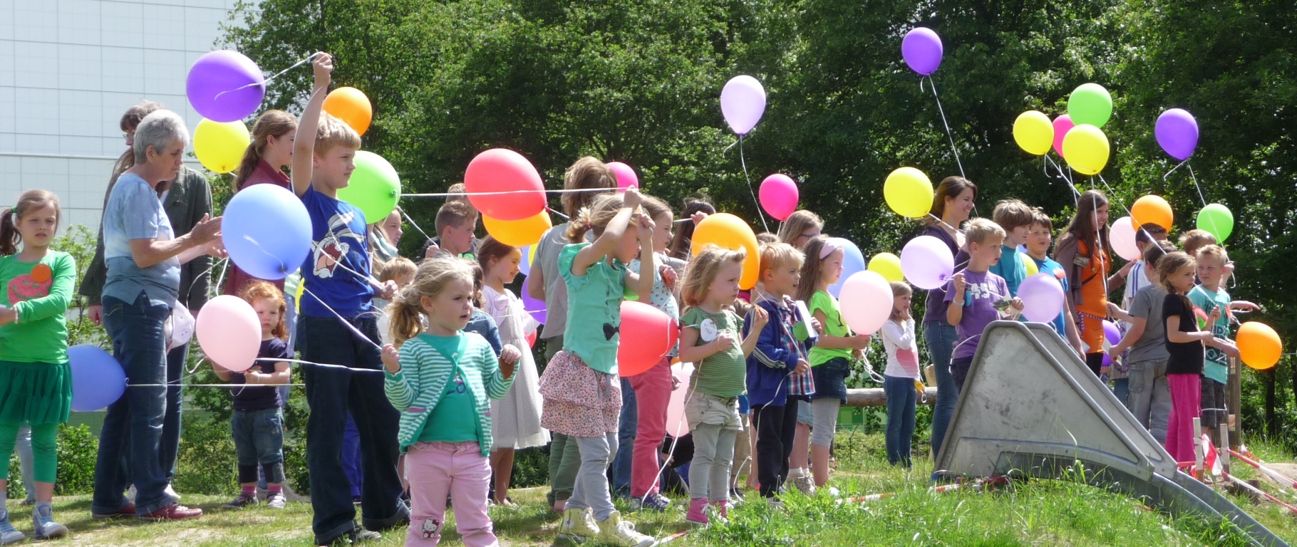 Kinderen met ballonnen op de bult s